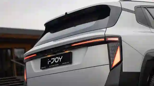 Новость EVOLUTE (Тихо едет, громко лает: чем удивил доступный российский электромобиль)